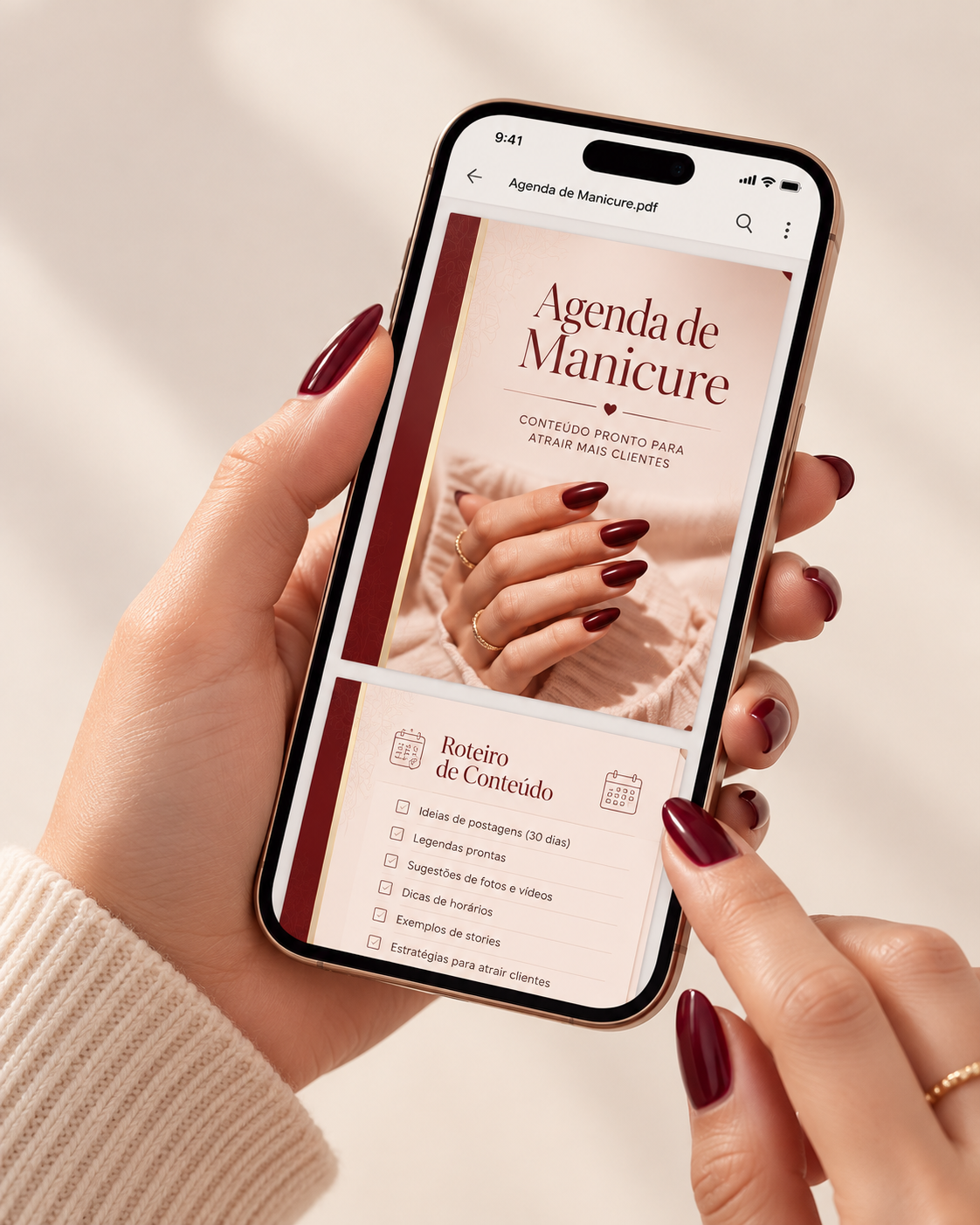 Mãos segurando celular com a Agenda de Manicure aberta